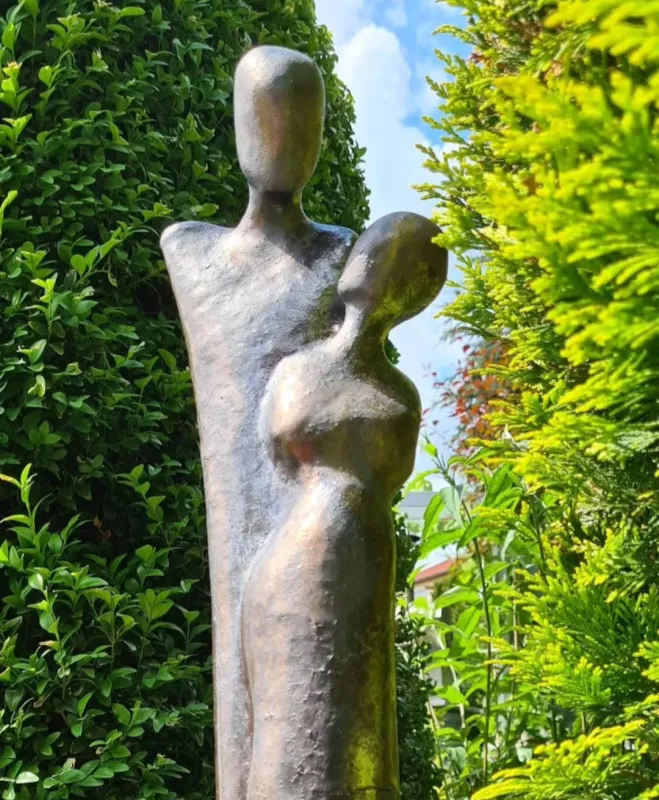 "Liebende", Gartenskulptur auf Sandstein, frostfest