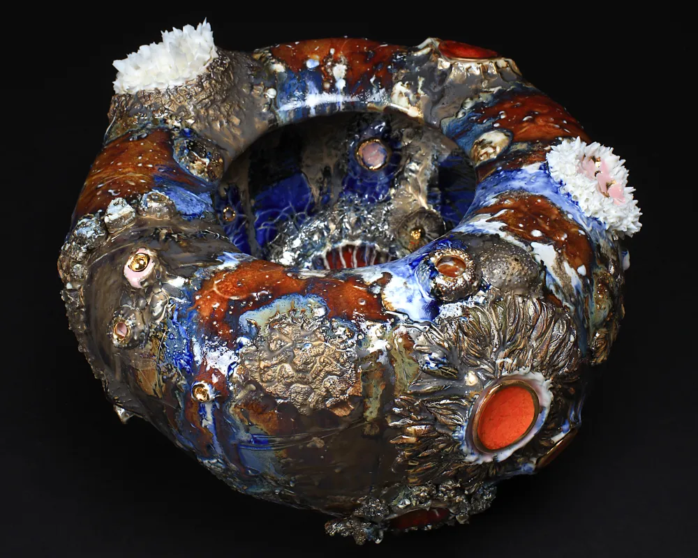 Farbiges vielschichtiges Porzellanunikat aus der Serie "Second Nature"