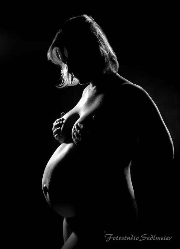 Babybauch im Profil