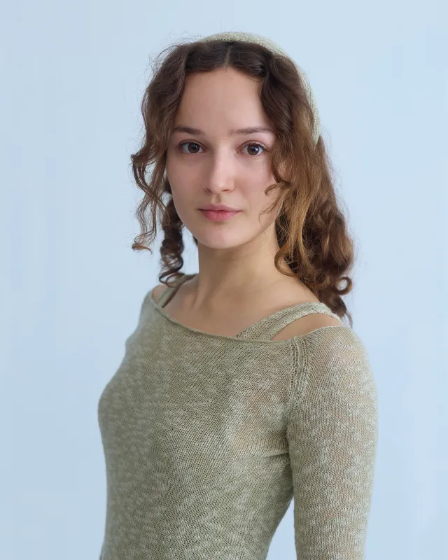 Leichtes, langes Kleid mit langen Ärmeln in Salbeigrün, mit passendem Oberteil und Haartuch. Mischgarn aus Wolle und Baumwolle.