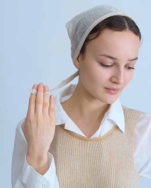 Oberteil aus feiner Wolle und Mohair in Beige, im Rippenmuster mit weißem, glitzerndem Garn und passendem Haartuch.