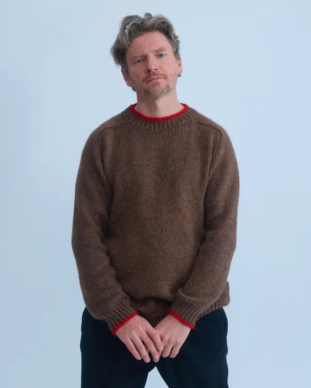 Herrenpullover aus 100% wolle, dunkelbraun mit rotem rand.