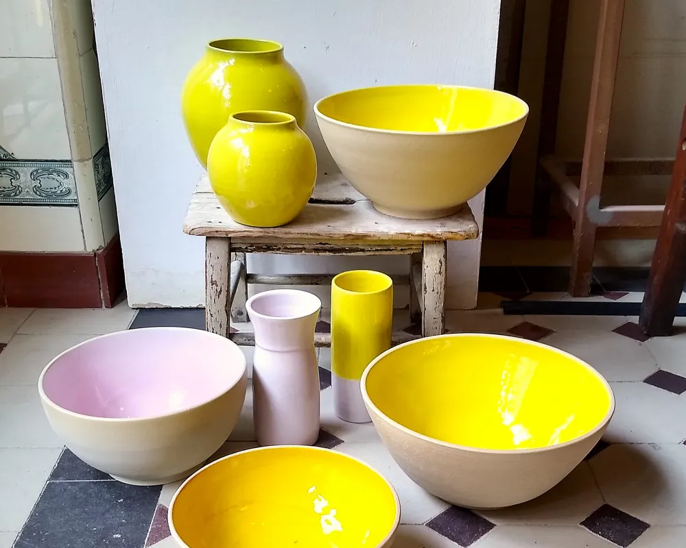 Schalen und Vasen, gelb und rosa, Steinzeug, 2025