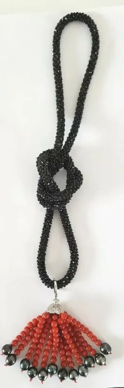 handgefertigte Kette aus schwarzem Spinell, Quaste aus Korallen und Tahiti Perlen.