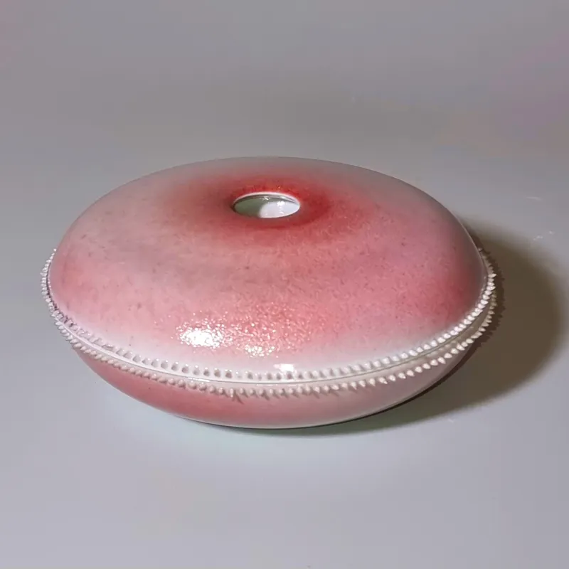 Porzellandose mit Griffmulde, kupferrote Glasur, Spitzendekor, 13cm Durchmesser