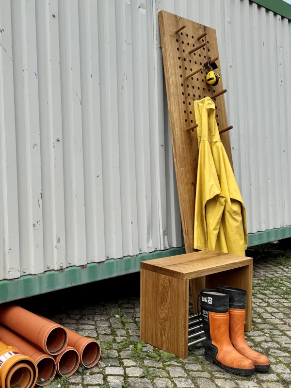 Wandbrett-Steckgarderobe und Schuhbank aus Eiche Massivholz von Sinnesmagnet, der Massivholz-Möbel-Tischlerei in Dresden