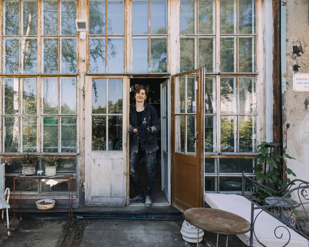 Ich im Eingang des Ateliers