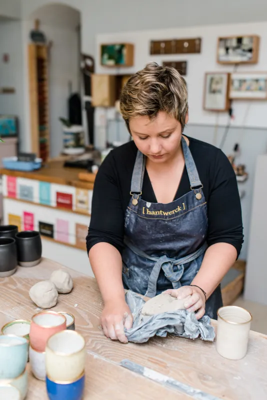 Keramikerin bearbeitet Ton
