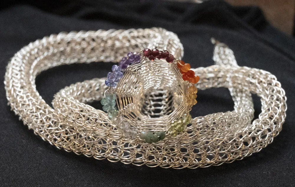 Foto: Ina Lambach Edelsteine in Regenbogenfarben sichern das offene Ende dieses Colliers.