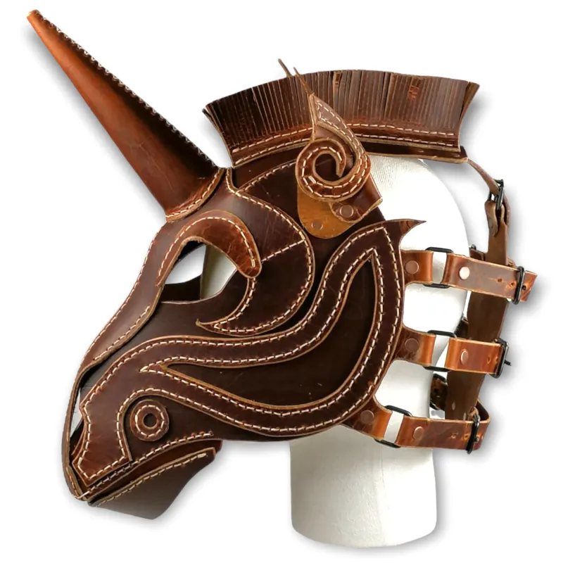 Einhorn aus pflanzlich gegerbtem Objekt Leder von Hand genäht