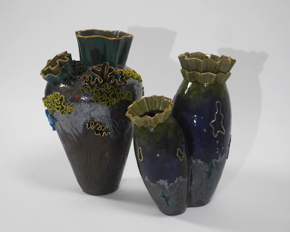 Vasen Moos und Blüten