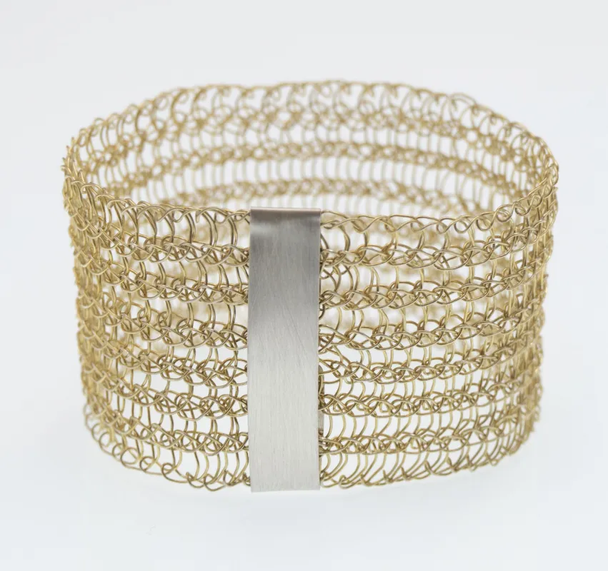 Foto: Ina Lambach Extrabreites Armband aus vergoldetem Silber mit Silberspange.