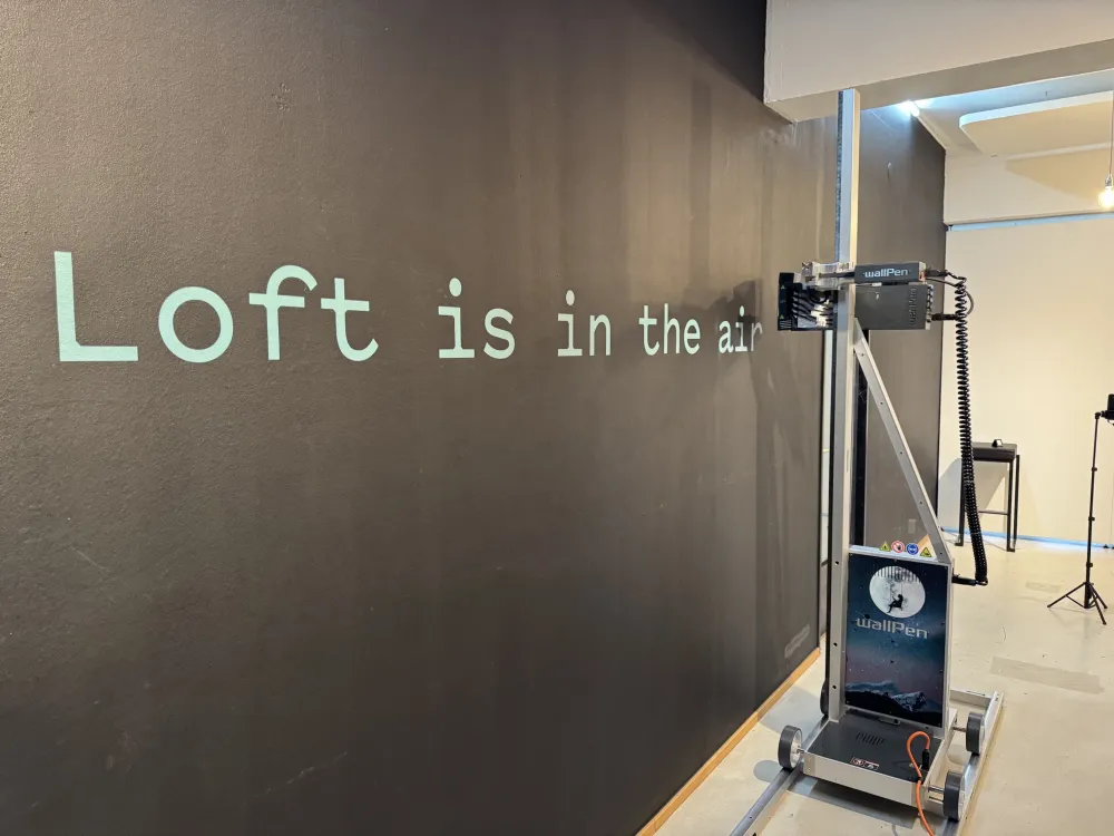 Wanddruck auf schwarzer Wand