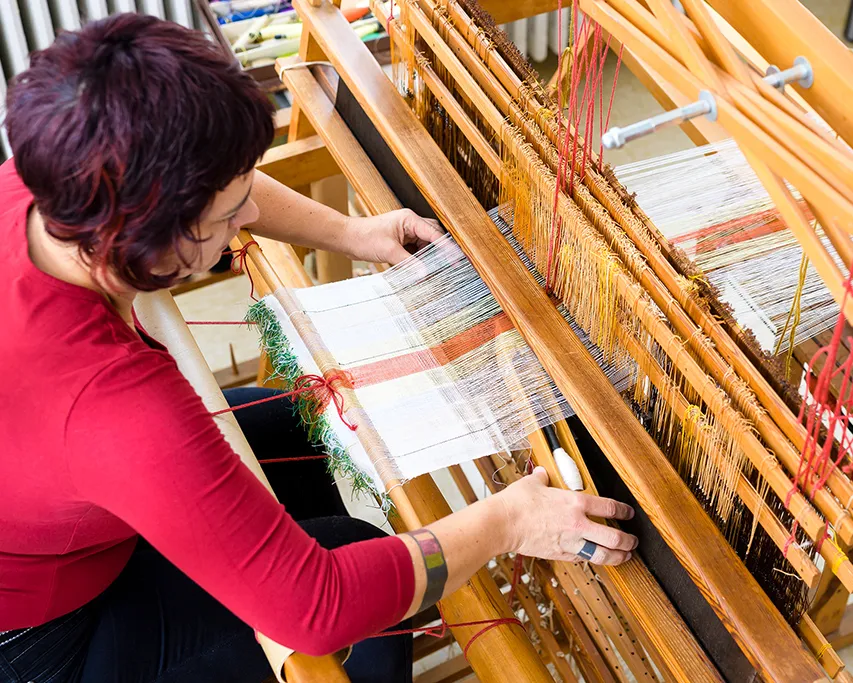 der Weberin kann man am Webstuhl über die Schulter schauen