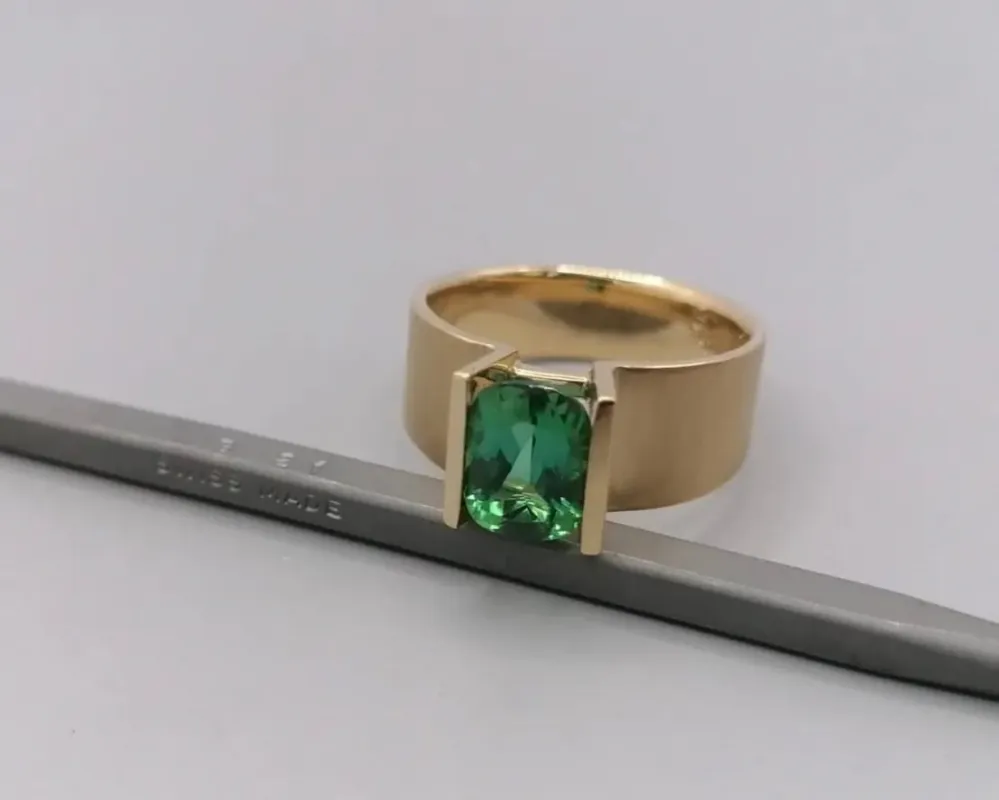 Goldring mit grünem Turmalin