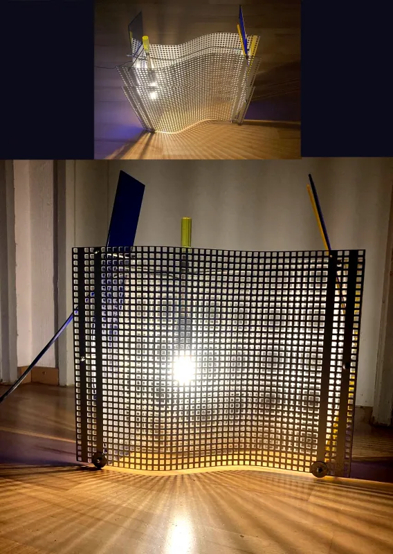 Windows- Die Lampe zwischen den Lochblechen spannt ein Licht und Schattenspiel auf die Wände und verwandelt einen Raum in eine Wolkenkratzerstadt. Durch verschieben des Leuchtmittels kann die Schattenwirkung verändert werden.