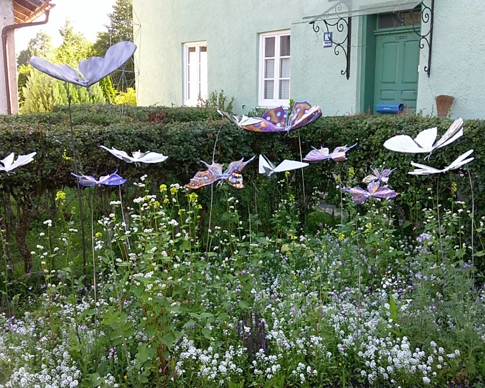 Schmetterlingsgarten, Titan und Edelstahlschmetterlinge die sich leicht im Wind bewegen