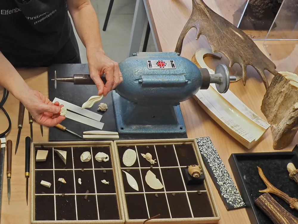 Elfenbeinschnitzermeisterinnen erläutern das selten gewordene Handwerk und die früher sowie heute verwendeten Materialien.