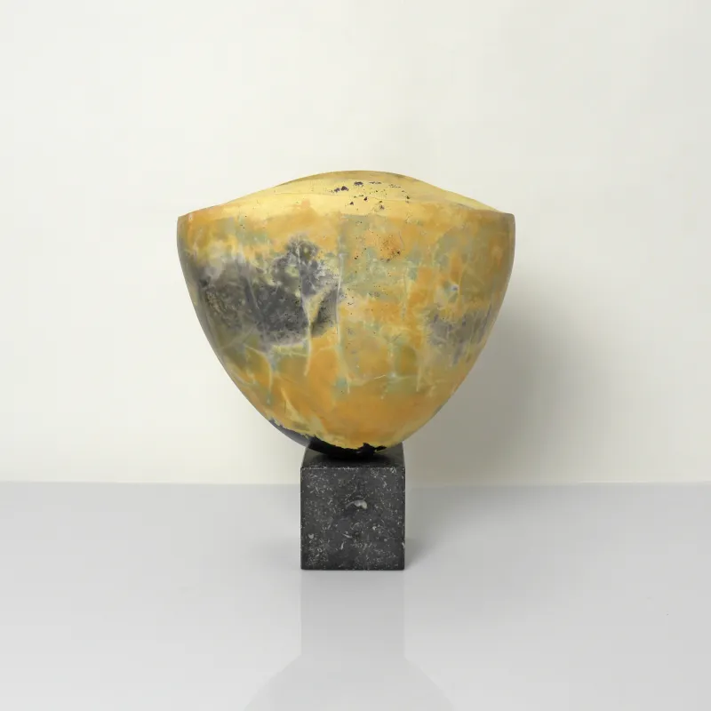 Objekt Fruchtform auf Natursteinsockel - Kapselbrandverfahren