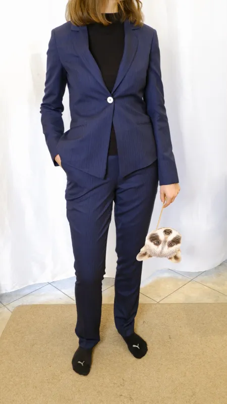 Maßgeschneiderter Hosenanzug in dunkelblau mit Nadelstreifen. Nichts drückt und zwickt, man will das Kleidungstück nicht mehr ausziehen.