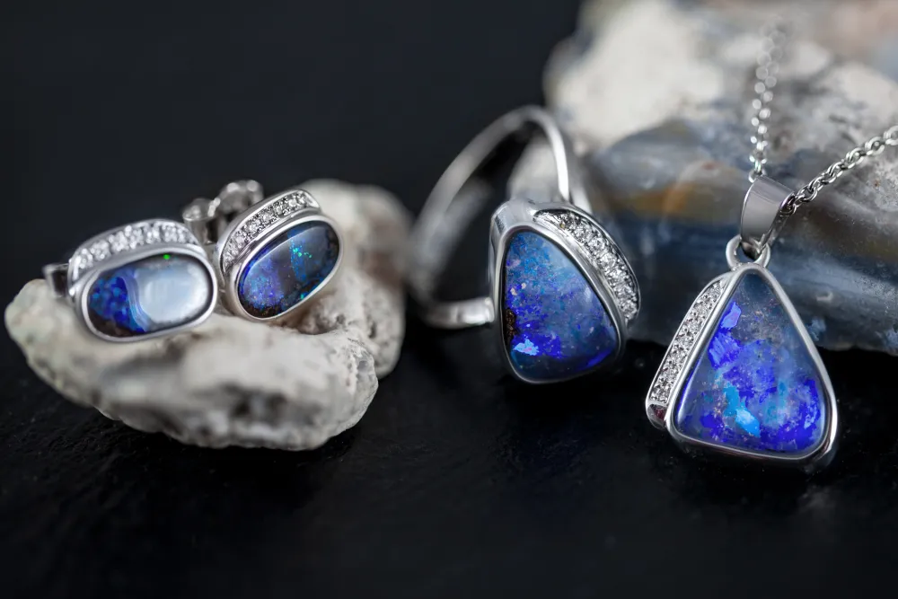 Schmuckset in Weißgold mit Brillanten und Boulderopal