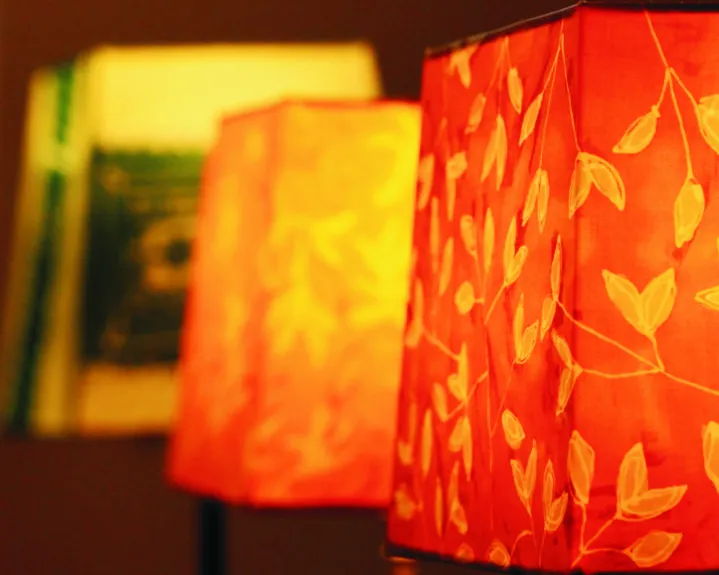 Wachsreservetechnik auf Lampenschirme - Lampenschirme "Kleine Blütenblätter" 