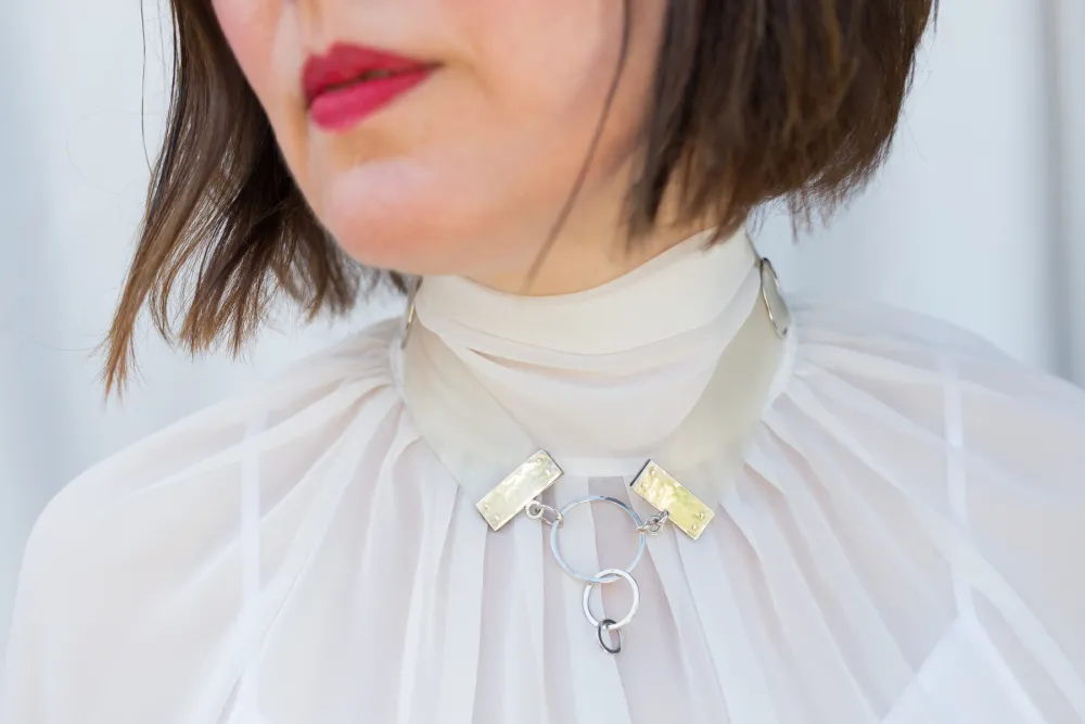 Grobschmuck-Siliconcollier mit geschmiedeten Silberbeschlägen