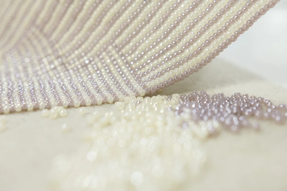 Nahaufnahme einer gewebten Fläche aus Glasperlen