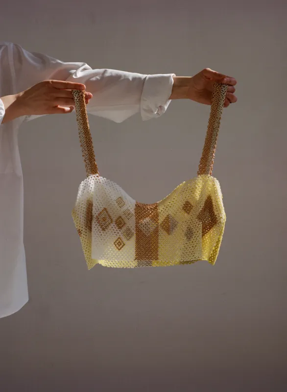 Glasperlen verwoben zu einem Oberteil aus dem Jahr 2023.