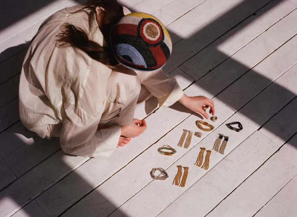 Die Künstlerin mit ihrer Schmuckkollektion aus dem Jahr 2023. 