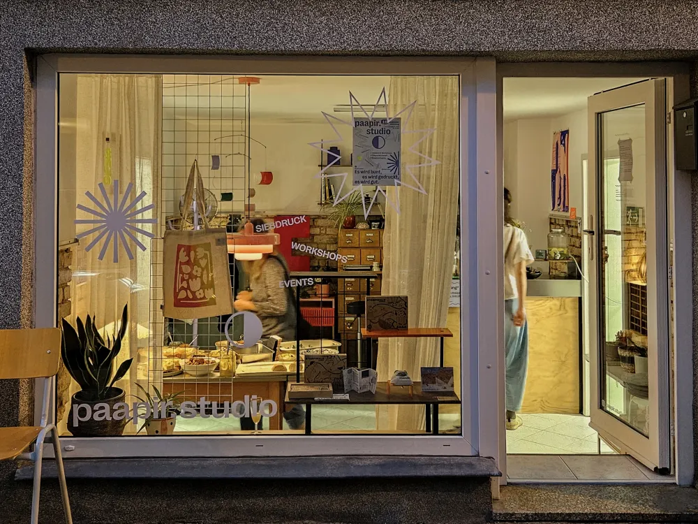 Schaufenster am Abend mit Blick ins Studio