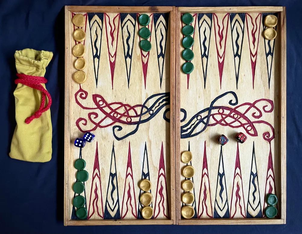 Kunstvoll gearbeitetes Backgammon-Spiel mit handgefertigten Steinen