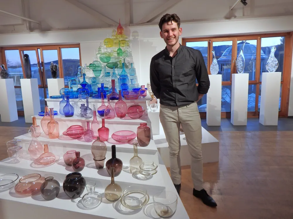 Glaskünstler Michael Weinfurtner in der Glaskunst-Ausstellung Solo-Exhibition First Quarter