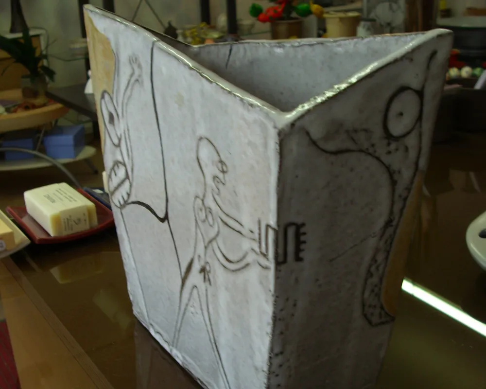 Plattengefäß, geritzt, gemalt