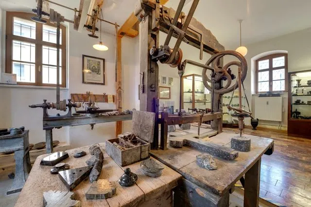 Blick in die Ausstellung zur Serpentinsteinverarbeitung