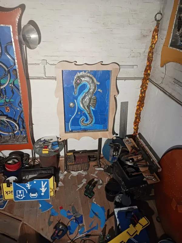 Kunstwerk im Arbeitsprozess.