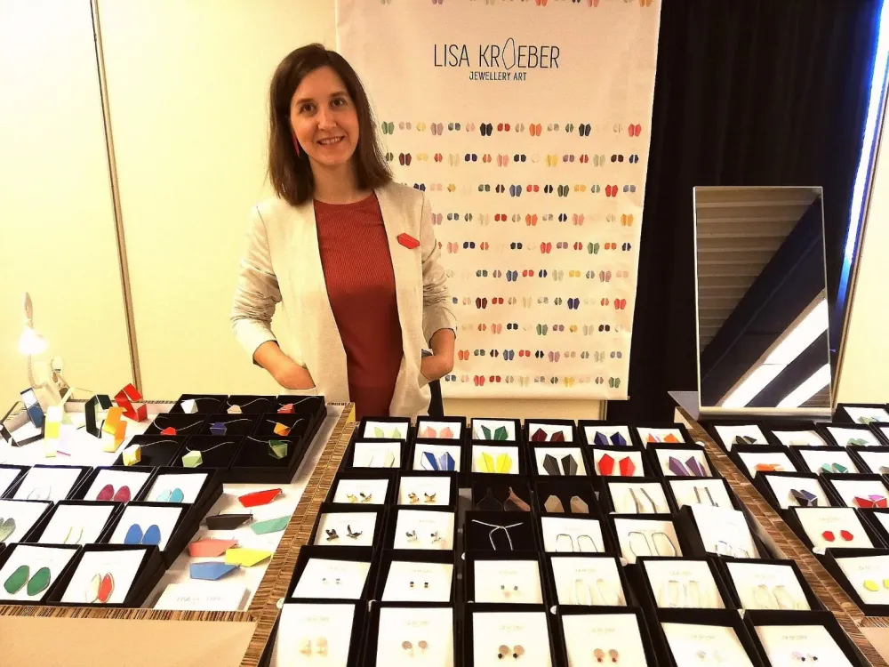 Die Schmuckkünstlerin und eine Schmuckauswahl