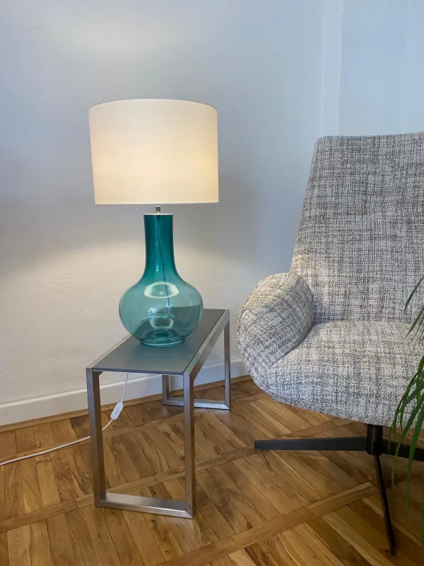 Hier eine Vasenlampe mit einem Fuß in Lagune grün.