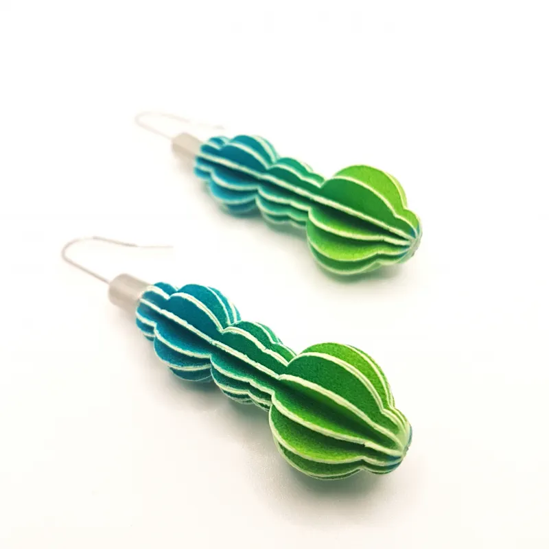 Aufgefächertes Papier, hier als Ohrschmuck