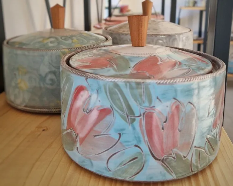 Handgemachter Keramiktopf mit Keramikdeckel und Holzgriff