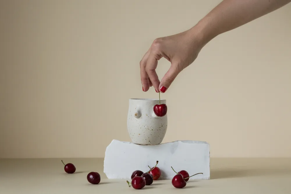 Becher aus der Körperkollektion mit Kirschen