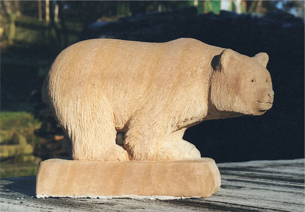 Bärenskulptur aus Sandstein.