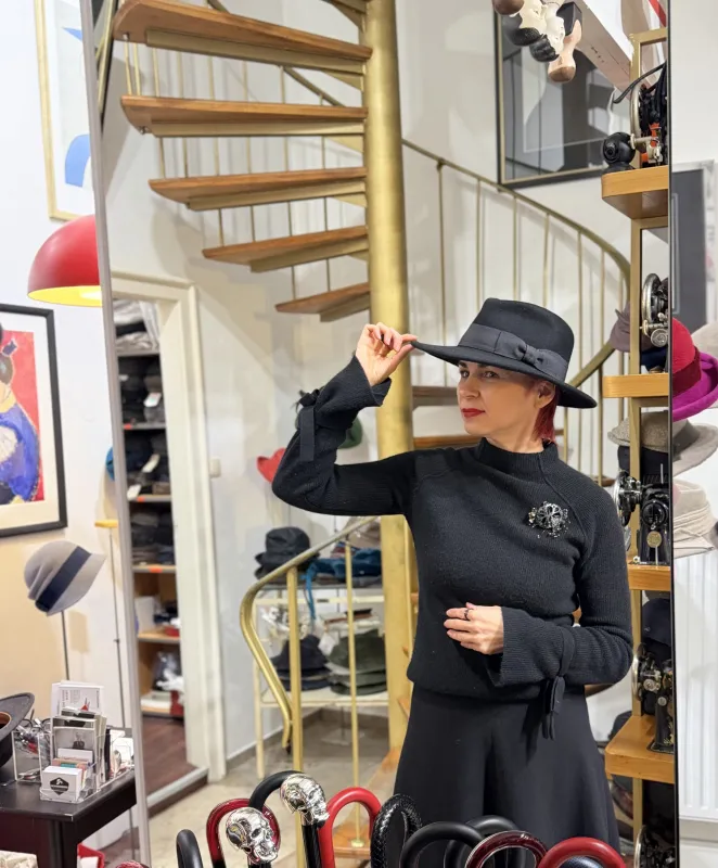 Julia Schneider-Koch mit einem schwarzen Hut