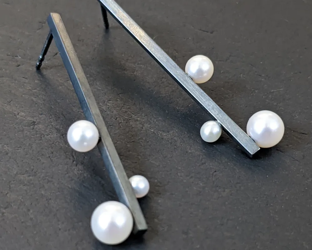 Stabohrstecker mit Süßwasserperlen aus geschwärztem Silber