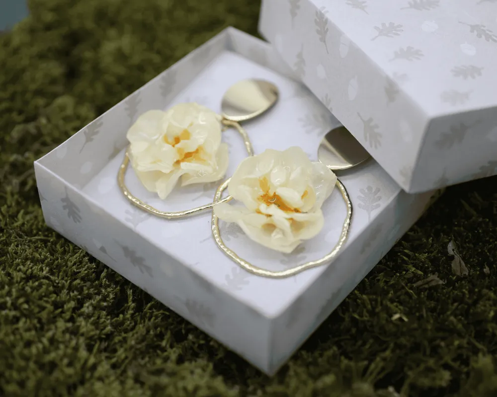 Narzissen Ohrringe in Schmuckschachtel