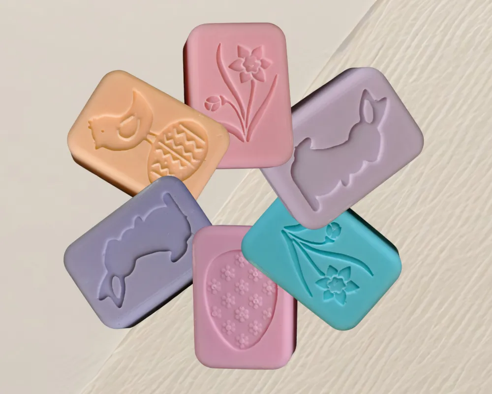 6 Seifen Kreisförmig angeordnet in verschiedenen Farben mit 4 Ostermotiven: Hase, Osterglocke, Kücken das auf einem Osterei steht und ein Osterei mit Blumenmuster