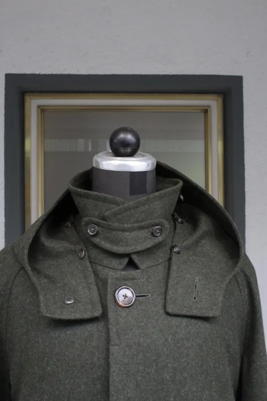 Detailfoto eines Lodenmantels: spezieller Kragenverschluss und Kapuze