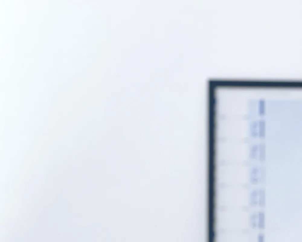 Workshoptisch mit Hocker im Vordergrund und Bilderrahmen auf dem Tisch