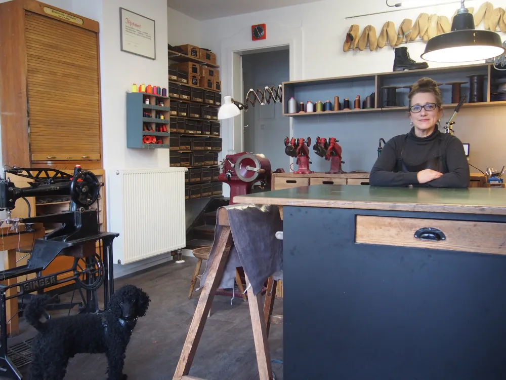 Anja Hoffmann in der Werkstatt
