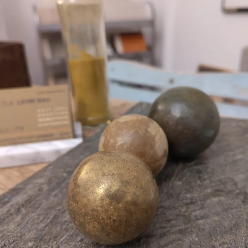 Dorodangos,  japanische Kunstform, in der aus Erde/Lehm Kugeln geformt werden. Ein Dorodango ist ein ästhetisches Dekorationsobjekt, deren Herstellungsprozess Körper und Geist in Einklang mit der Natur bringen.